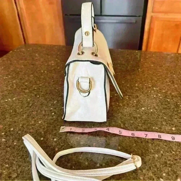 BOUTIQUE Style adorable small white purse / handbag with gold hardware and strap - Picture 8 of 16